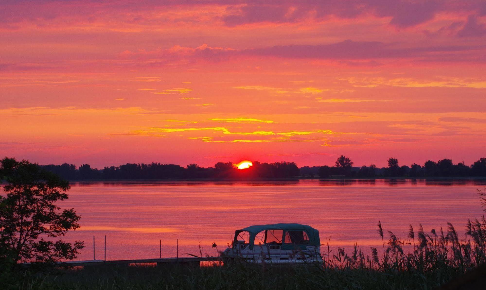 Au Doc Motel Repentigny Εξωτερικό φωτογραφία